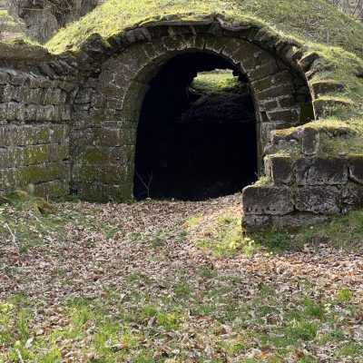 Roccamonfina: Balade à travers les murs mégalithiques et les antiques glacières.