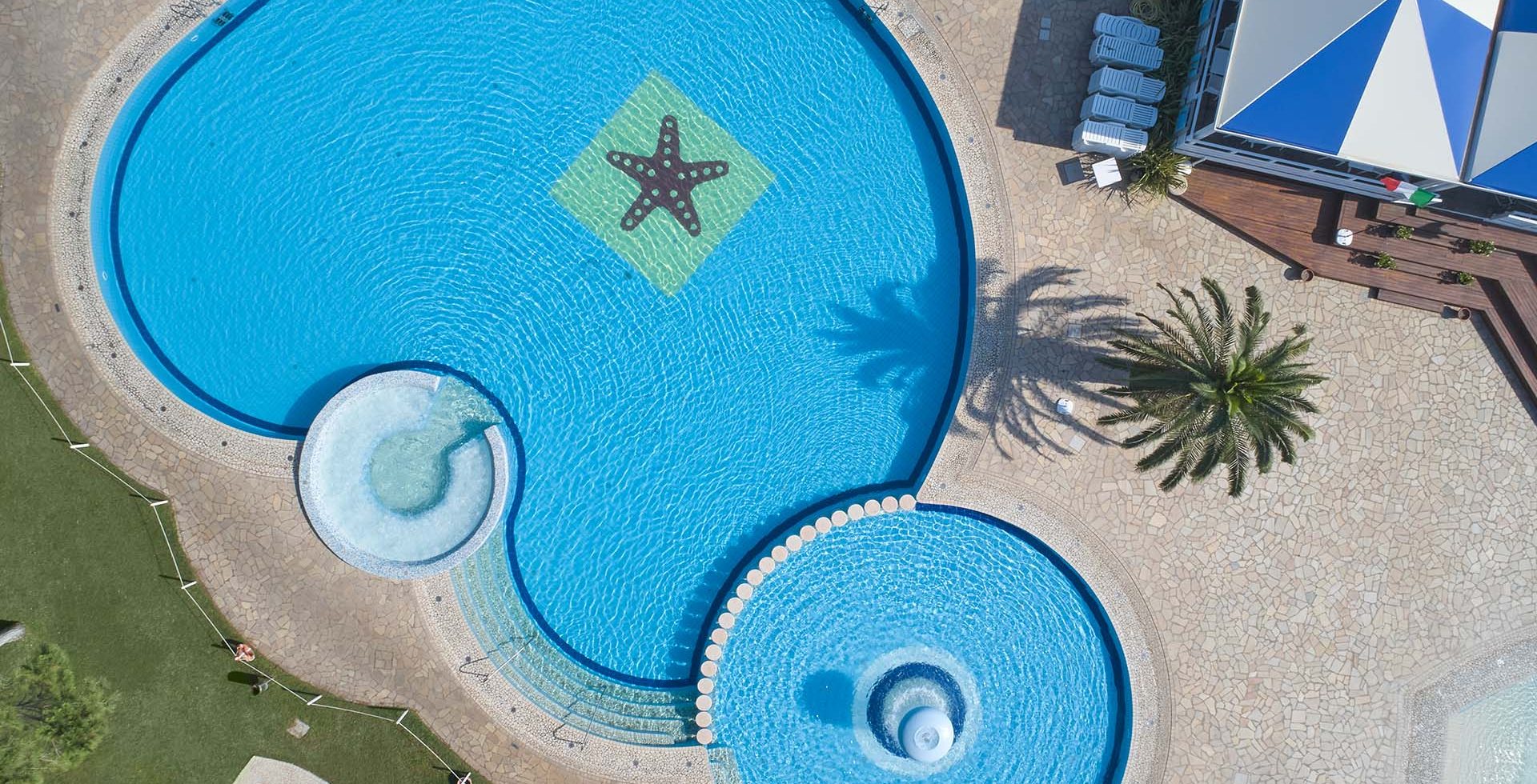 campeggio-campania-sul-mare-con-piscina-baia-domizia